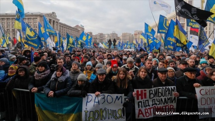 Ukrayna&#039;daki protestolarda Zelenskiy&#039;e &#039;kırmızı çizgi&#039; hatırlatması