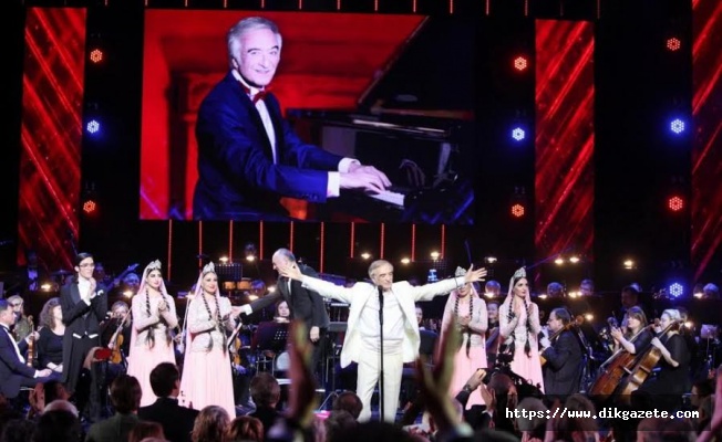 Azerbaycan Büyükelçisi ve ünlü sanatçı Bülbüloğlu'nu Moskova konserinde dostları yalnız bırakmadı
