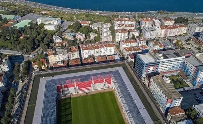 Çatısında 650 metre yürüyüş parkuru bulunan Göztepe'nin stadyumu açıldı