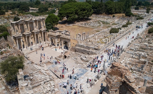 Efes Antik Kenti 2 milyon ziyaretçiye yaklaştı