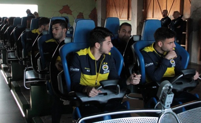 Fenerbahçeli futbolcular eğlence merkezinde hızlı trene bindi