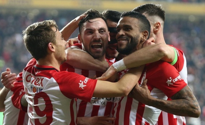 Antalyaspor 3 puanı 3 golle aldı