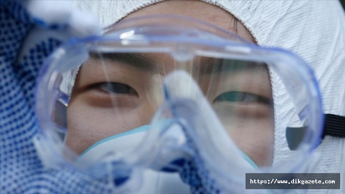 Çinli uzmanlar bir hastanın gözyaşında Kovid-19 tespit etti