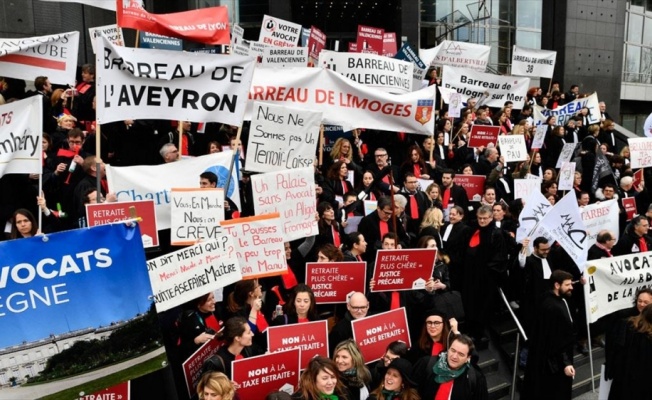 Fransa'da avukatlardan emeklilik reformu protestosu