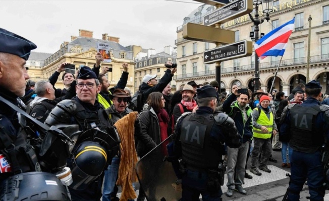 Fransa'da sarı yeleklilerin gösterilerinde 32 kişi gözaltına alındı