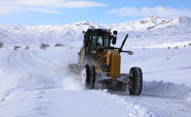 'Kar kaplanları'nın 2 bin rakımlı köylerde karla mücadelesi
