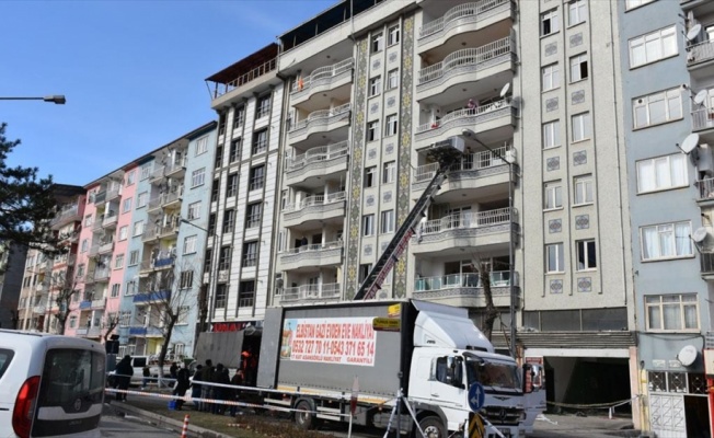 Malatya'da ağır hasarlı binadaki daireler boşaltılıyor