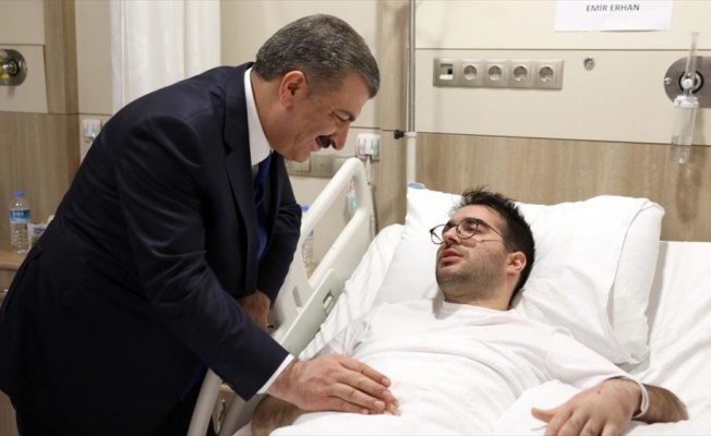 Sağlık Bakanı Fahrettin Koca uçak kazasında yaralananları ziyaret etti