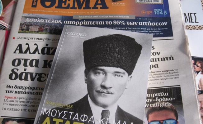 Yunan gazetesi Atatürk'ün hayatını anlatan kitap dağıttı