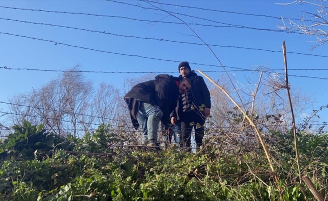 Göçmenler tel çitleri keserek Yunanistan'a geçti