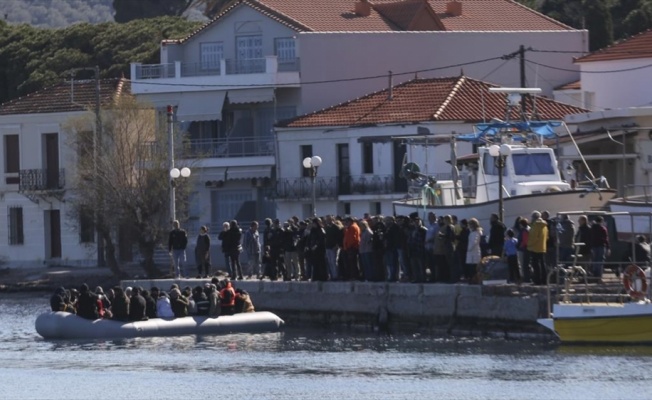 Midilli'de aşırı sağcılar göçmenlerin karaya çıkışını engelleyip gazetecilere saldırdı