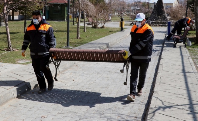 Van&#039;da koronavirüs tedbirleri kapsamında parklardaki oturma bankları kaldırıldı