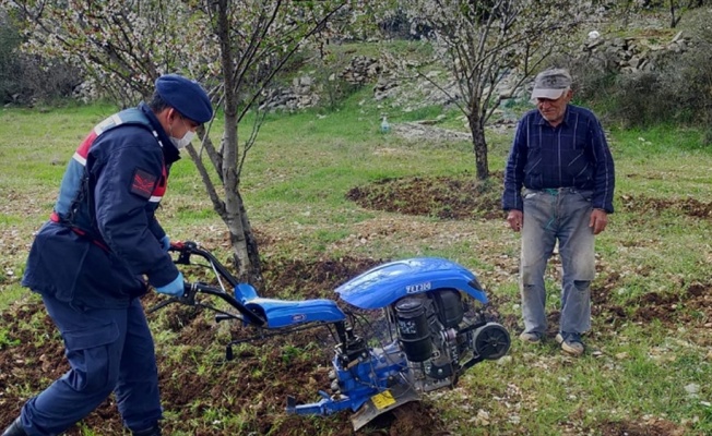 Antalya'da evinden çıkamayan çiftçinin tarlasını jandarma çapaladı