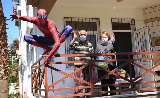 Antalyalı 'Örümcek Adam' yaşlıların da 'kahramanı' oldu