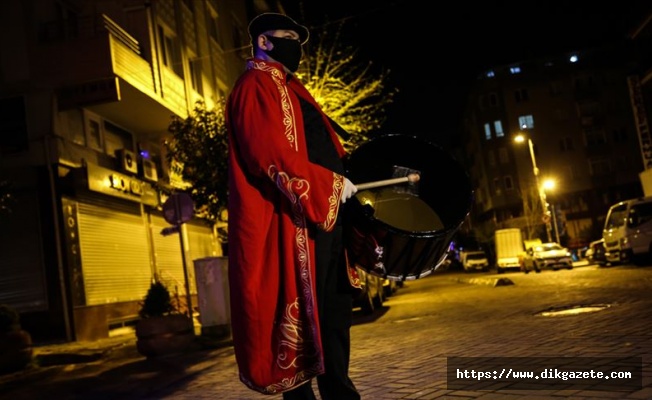 İstanbul'da Ramazan davulcuları maske takarak mesaiye başladı