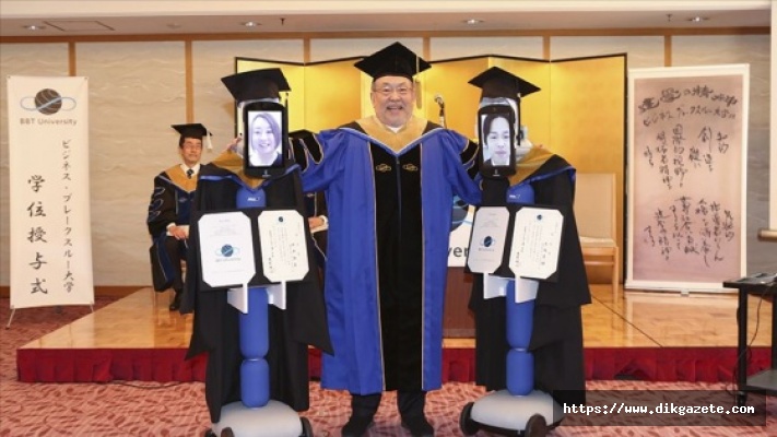 Japon öğrenciler Kovid-19 sebebiyle robotlar aracılığıyla mezun oldu