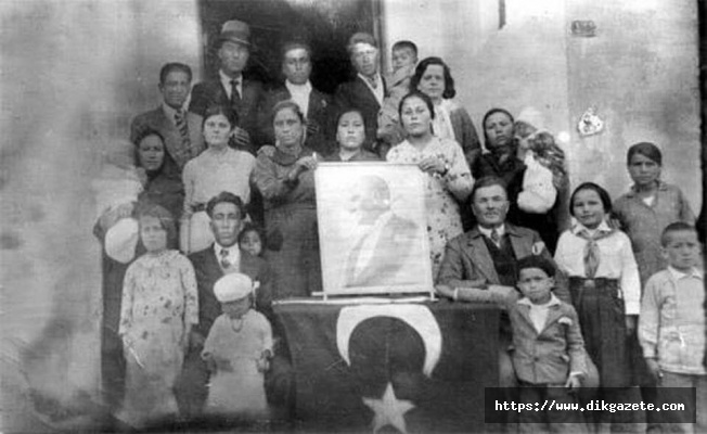 Kırımlı Sel ailesinin Türkiye'ye göç ederken Türk Bayrağı ve Atatürk sevgisi tarihi fotoğrafta