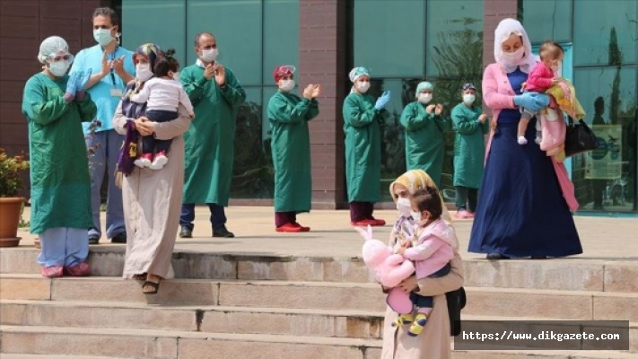 Kovid-19'u yenen 4 bebek ve 1 çocuk alkışlarla taburcu edildi