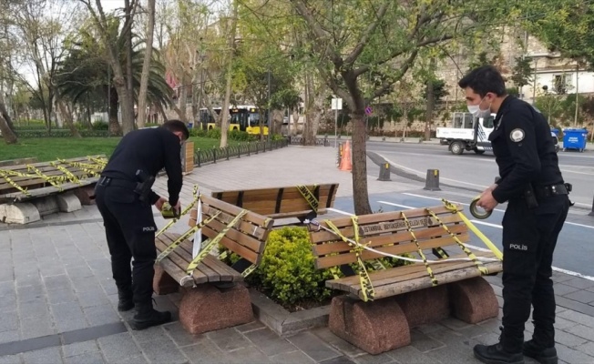 Üsküdar Meydanı'ndaki oturma banklarına şerit çekildi