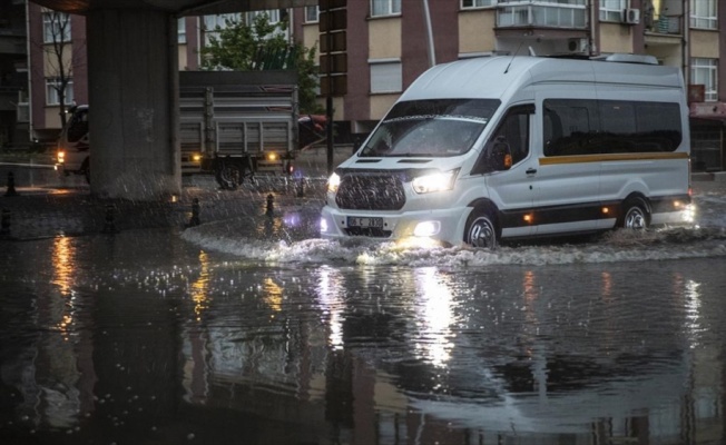 Başkentte gök gürültülü sağanak etkili oldu