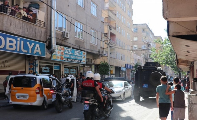 Diyarbakır'da silahlı saldırıya uğrayan polis memuru şehit oldu