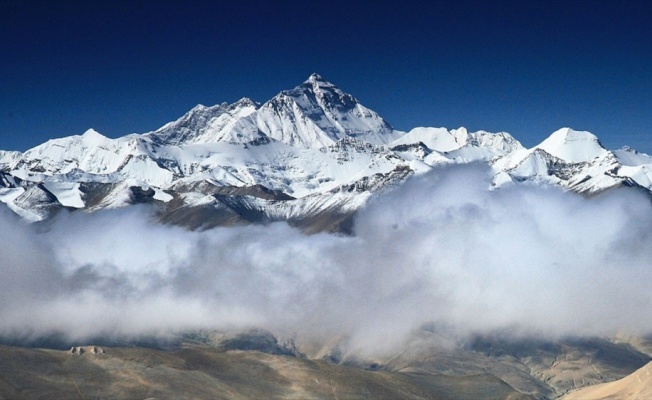 Everest'in yüksekliğini ölçecek Çin ekibi zirveye ulaştı