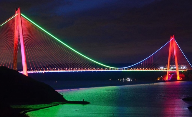 İstanbul'un köprüleri Azerbaycan bayrağı renklerine büründü