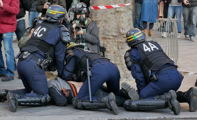 Paris'te polis şiddetine karşı olaylı gösteri
