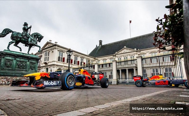 Red Bull Racing takımı Hollanda’da caddelerin tozunu attı