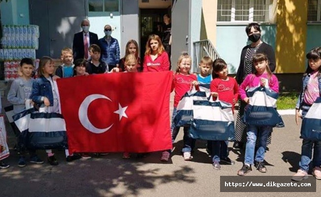 Türk Başkonsolos Erikan, Rusya'da çocukları baklava-börek ve hediyelerle sevindirdi