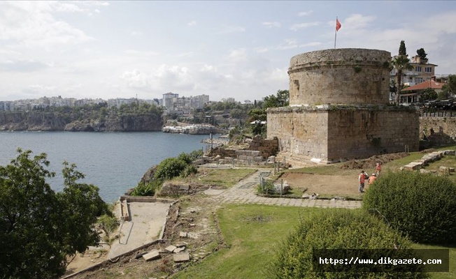 Antalya'nın simgelerinden Hıdırlık Kulesi çevresinde arkeolojik kazı başlatıldı