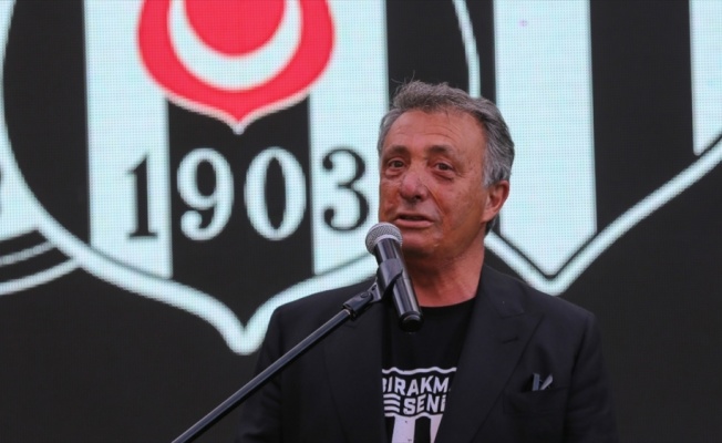 Beşiktaş Başkanı Çebi'den engelli taraftarın babasına 'Yılın Babası' ödülü
