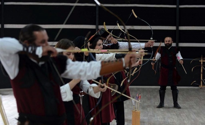 Geleneksel okçuluk çadırında hedeflerine 'ok' atıyorlar