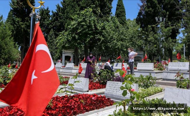 Şehitliklerde Babalar Günü hüznü