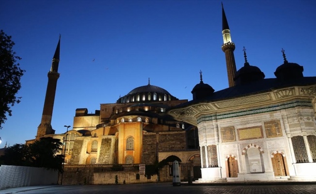 Vatandaşların Ayasofya Camisi çevresinde bekleyişi sürüyor.