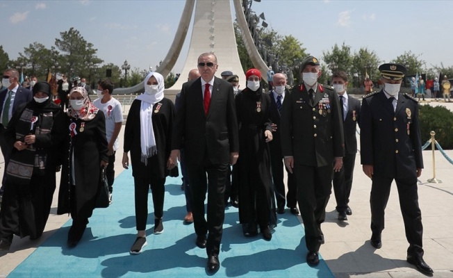 Cumhurbaşkanı Erdoğan 15 Temmuz Şehitler Abidesi'ne çiçek bıraktı