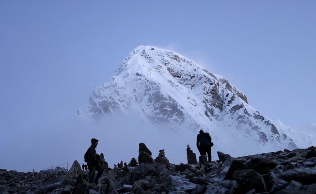 Everest dağcılara yeniden açılıyor