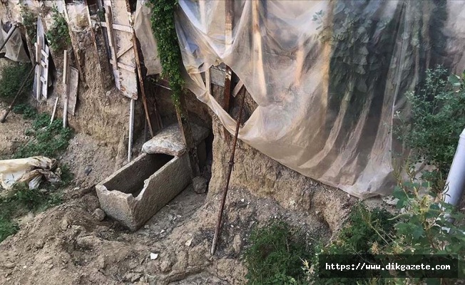 İzmir'de inşaat kazısında 2 bin yıllık altın taç ve mezar kalıntıları bulundu