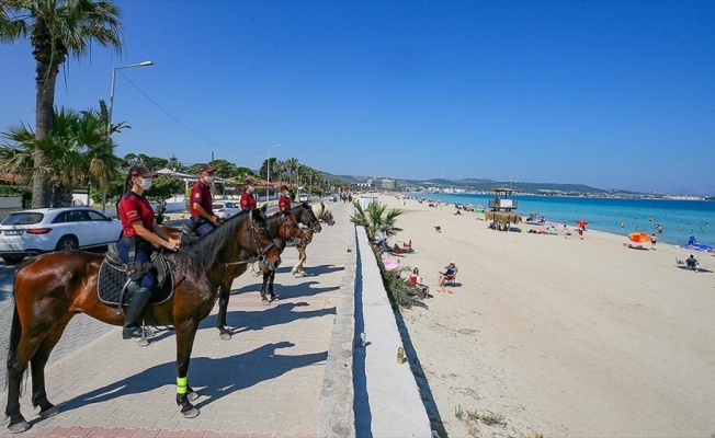 İzmir'in plajları atlı polis birliklerine emanet