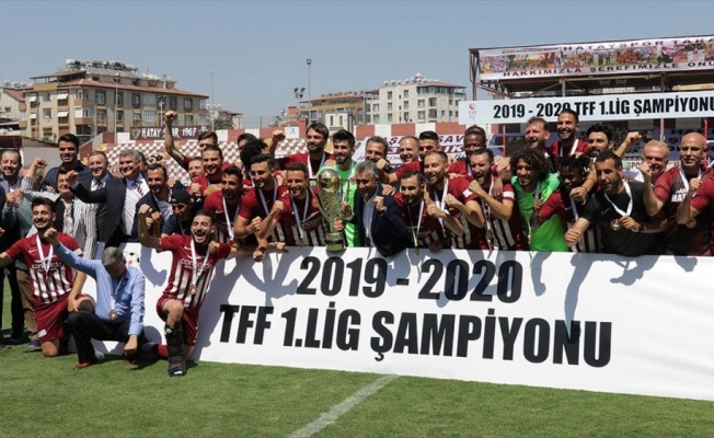 Şampiyon Hatayspor kupasını aldı