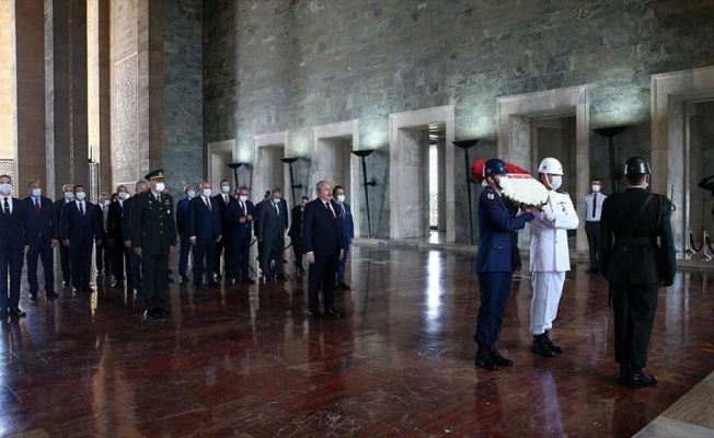 TBMM Başkanı Şentop ve yeni Başkanlık Divanı üyelerinden Anıtkabir'e ziyaret