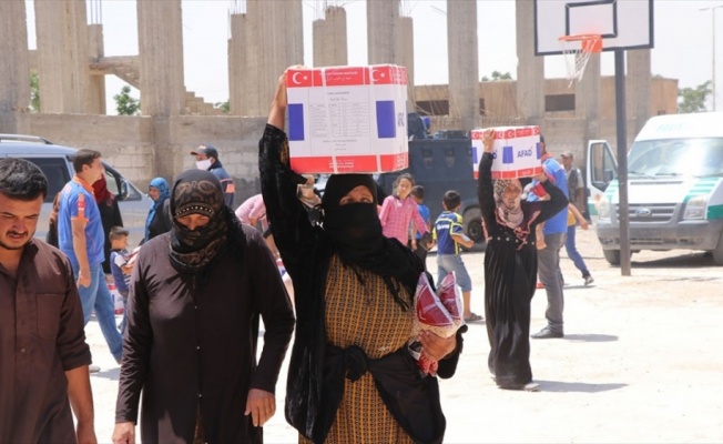 Tel Abyad'da ihtiyaç sahiplerine insani yardım dağıtıldı