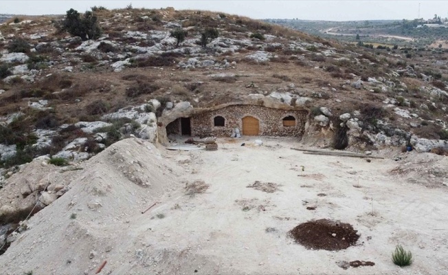 İsrail'in yıkımları Filistinli ailelerin zorunluluktan mesken tuttuğu mağaralara ulaştı