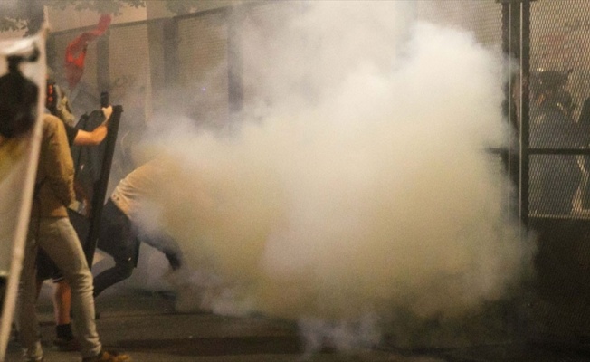 Portland'da ırkçılık karşıtı protestocular polis merkezine saldırdı