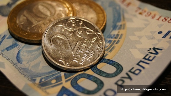 Rus uzman: Bu hafta ruble için kritik olacak