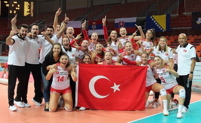 Voleybolda genç kızlar zirveyi bırakmıyor