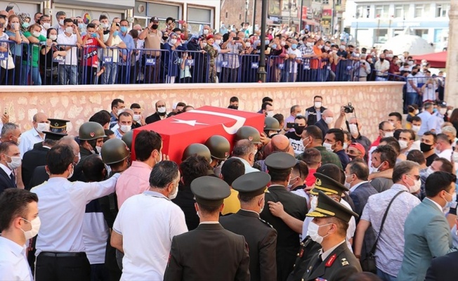 Hakkari'de araç kazasında şehit olan asker son yolculuğuna uğurlandı