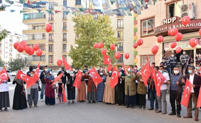 Diyarbakır anneleri Cumhuriyet Bayramı'nı evlat nöbetinde kutladı