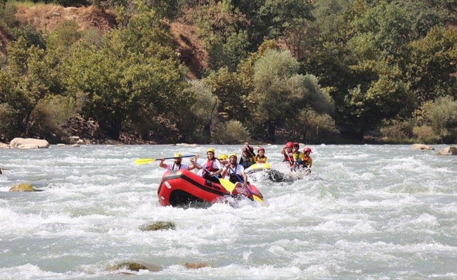 Hakkari&#039;de rafting heyecanı