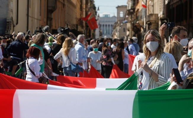 İtalya'da hükümet Kovid-19'a yönelik yeni sıkı tedbirleri kabul etti